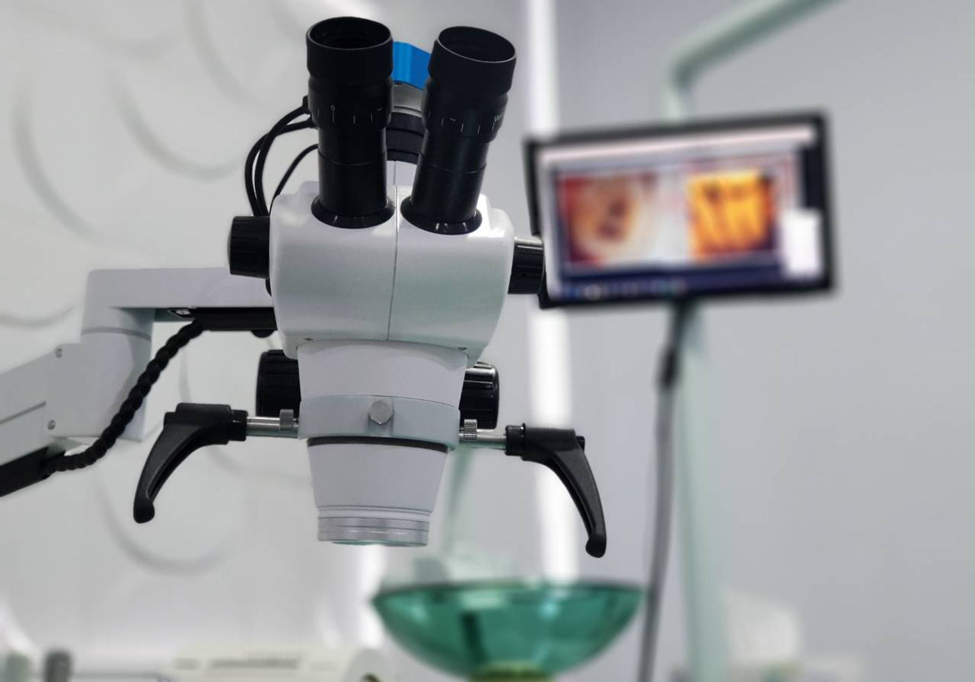 Dental operating microscope with a live imaging screen